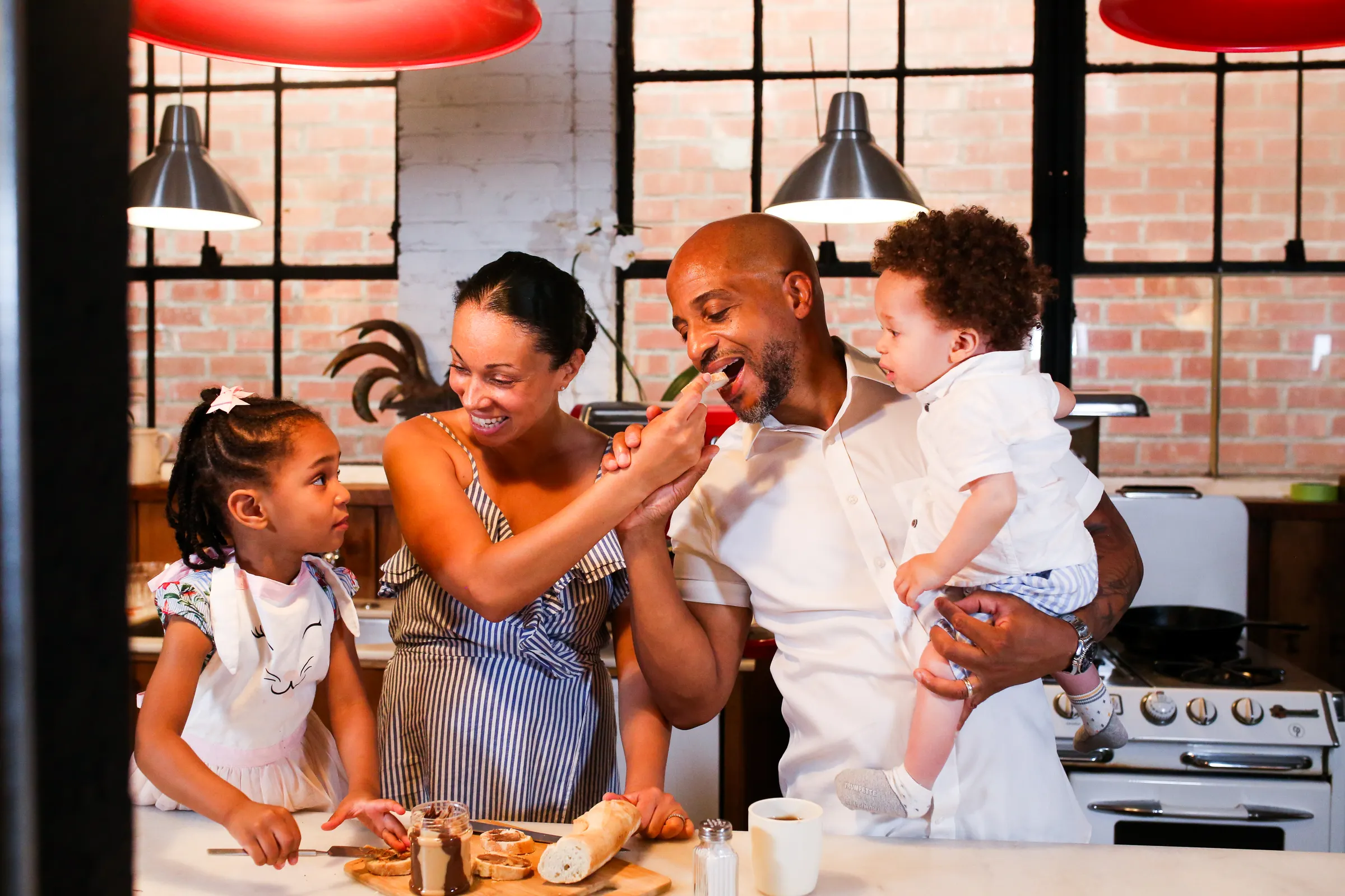Une famille prépare et partage un repas dans sa cuisine